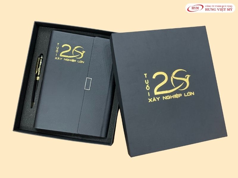 Bộ giftset sổ b&uacute;t cao cấp kỷ niệm cột mốc ph&aacute;t triển vững mạnh của doanh nghiệp.