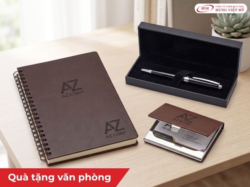 Bộ qu&agrave; tặng văn ph&ograve;ng gồm b&uacute;t k&yacute; kim loại, sổ tay da v&agrave; hộp namecard in logo sắc n&eacute;t. 