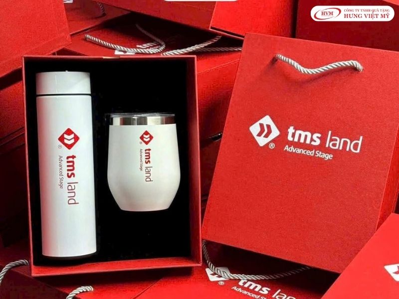 Set qu&agrave; Tết in logo thương hiệu gửi trao lời ch&uacute;c an khang đến đối t&aacute;c v&agrave; kh&aacute;ch h&agrave;ng.