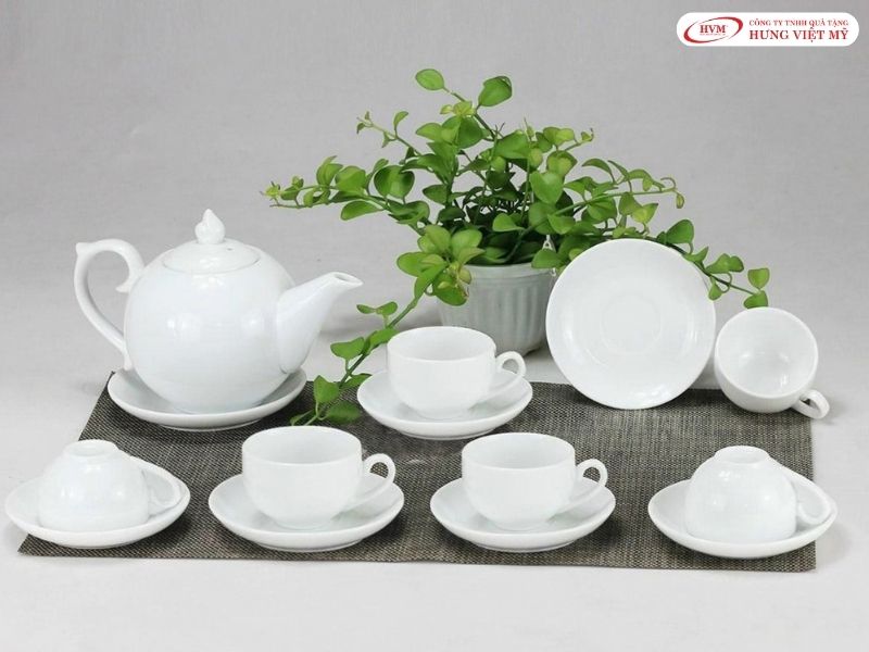 Bộ ấm chén gốm sứ trắng in logo, món quà tặng sự kiện truyền thống trang trọng dịp kỷ niệm ngày thành lập.