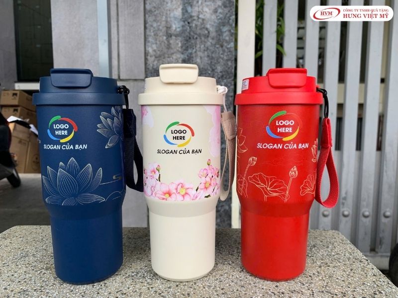 Kiểm tra mẫu sản phẩm thật để đánh giá độ chuẩn màu của logo trước khi chạy số lượng lớn