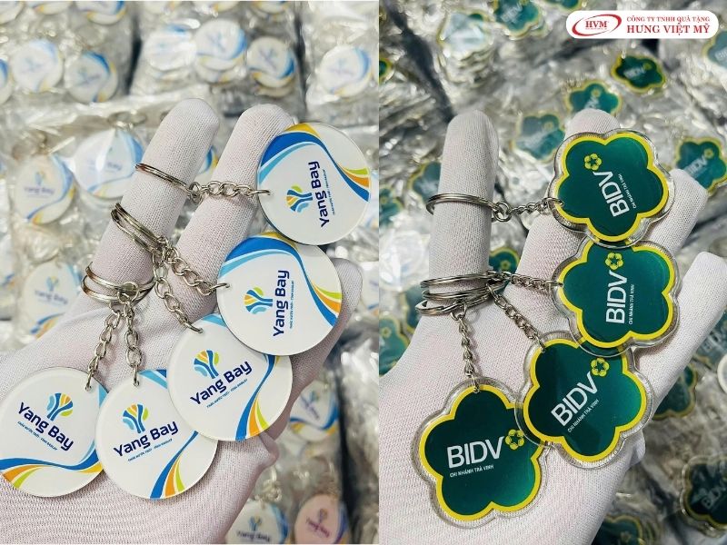 Móc khóa mica tạo hình theo logo, vật phẩm quà tặng sự kiện giá rẻ giúp gợi nhớ thương hiệu mỗi ngày.