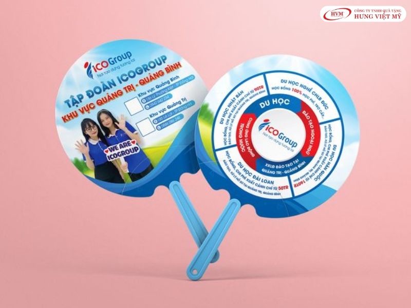 Quạt nhựa cầm tay in hai mặt, mẫu quà tặng sự kiện giá rẻ quen thuộc ở chương trình ngoài trời.
