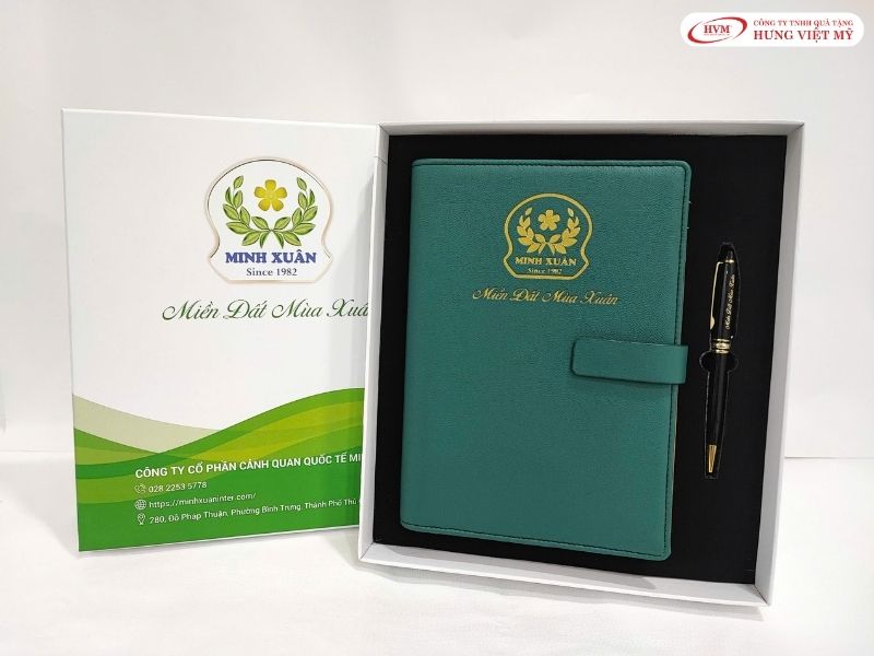 Bộ giftset sổ da và bút ký sang trọng, vật phẩm quà tặng sự kiện cao cấp tôn vinh vị thế của đối tác.