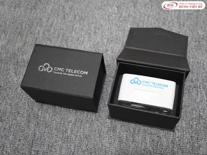Adapter du lịch đa năng in logo, quà tặng khách du lịch cần thiết cho tour nước ngoài.