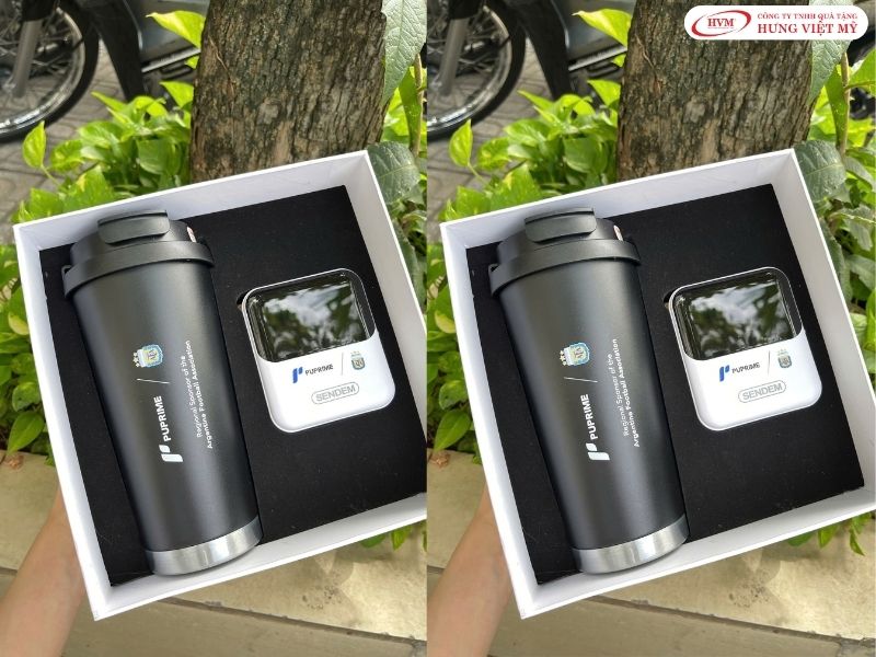 Giftset công nghệ gồm bình nước và pin sạc làm quà tặng du lịch doanh nghiệp cho đối tác.