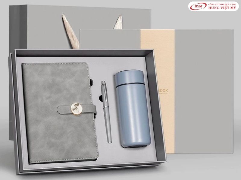 Khắc laser logo lên thân bình giữ nhiệt, kỹ thuật phù hợp với bề mặt inox.