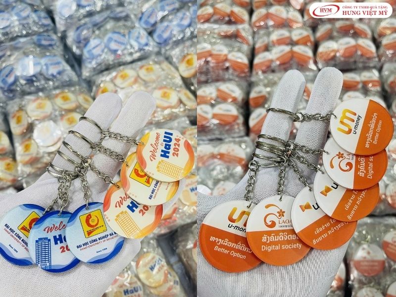 Móc khóa thiết kế theo biểu tượng tour, quà lưu niệm in logo dễ làm số lượng lớn.
