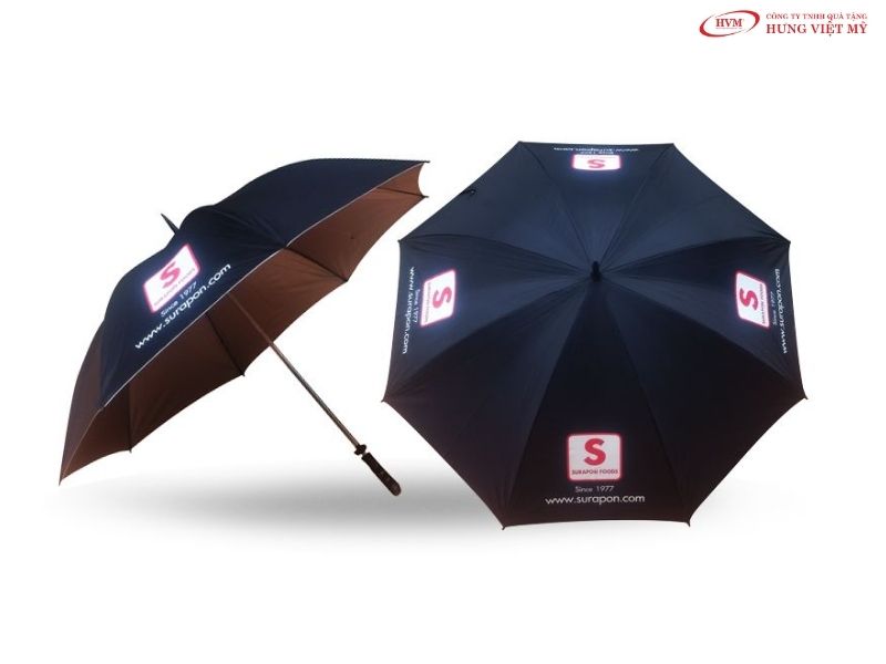 Ô dù in logo theo tông màu nhận diện, giúp thương hiệu xuất hiện tại nhiều điểm du lịch.