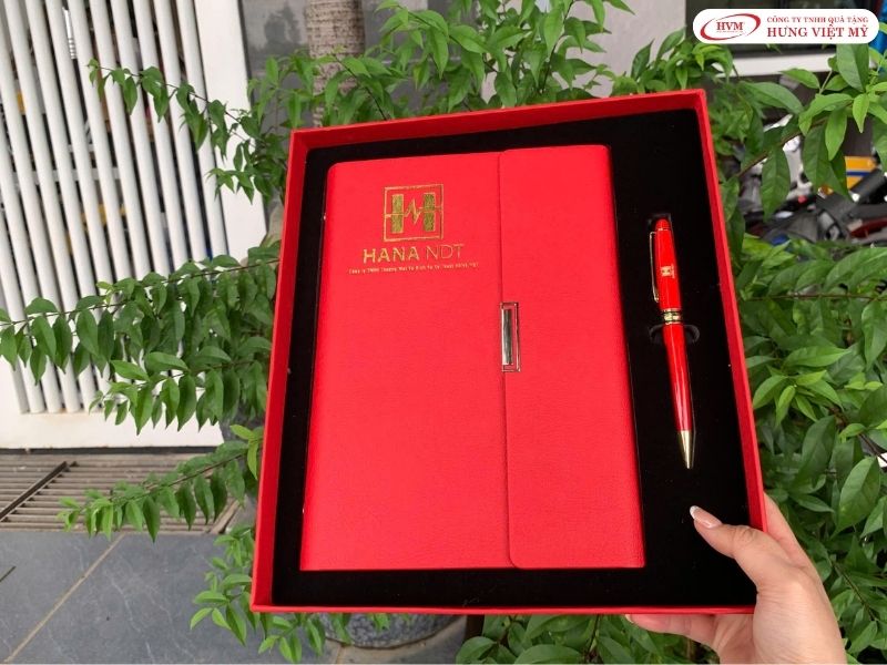 Giftset in logo doanh nghiệp tặng đối tác ngành y dịp 27/2