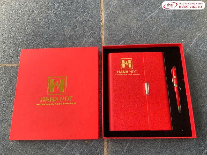 Giftset quà tặng doanh nghiệp ngành xây dựng gồm bình giữ nhiệt, sổ tay và bút ký.