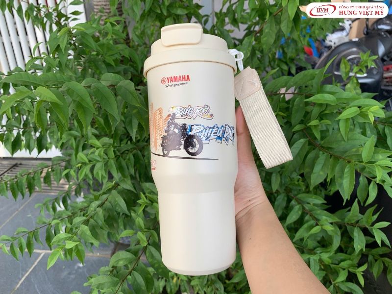 Ly giữ nhiệt in logo giữ nước mát cho công nhân suốt ca làm ngoài trời.