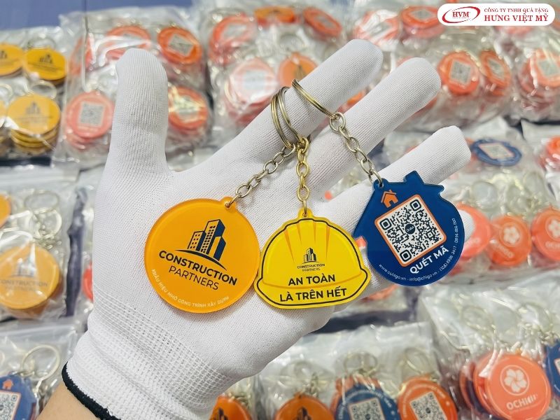 Móc khóa khắc tên dự án, quà tặng khai trương công trình tiết kiệm chi phí.