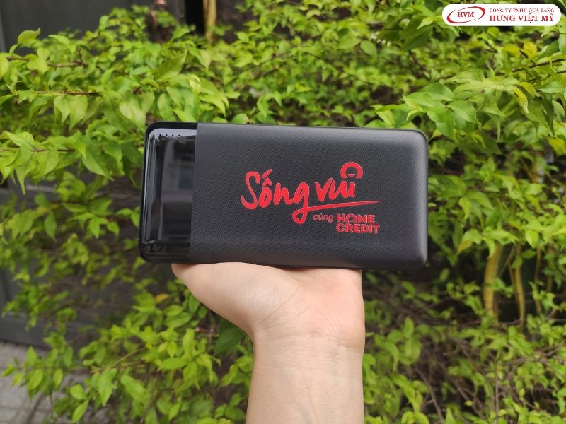 Sạc dự phòng in logo, quà tặng công nghệ cho khách mời lễ cất nóc.